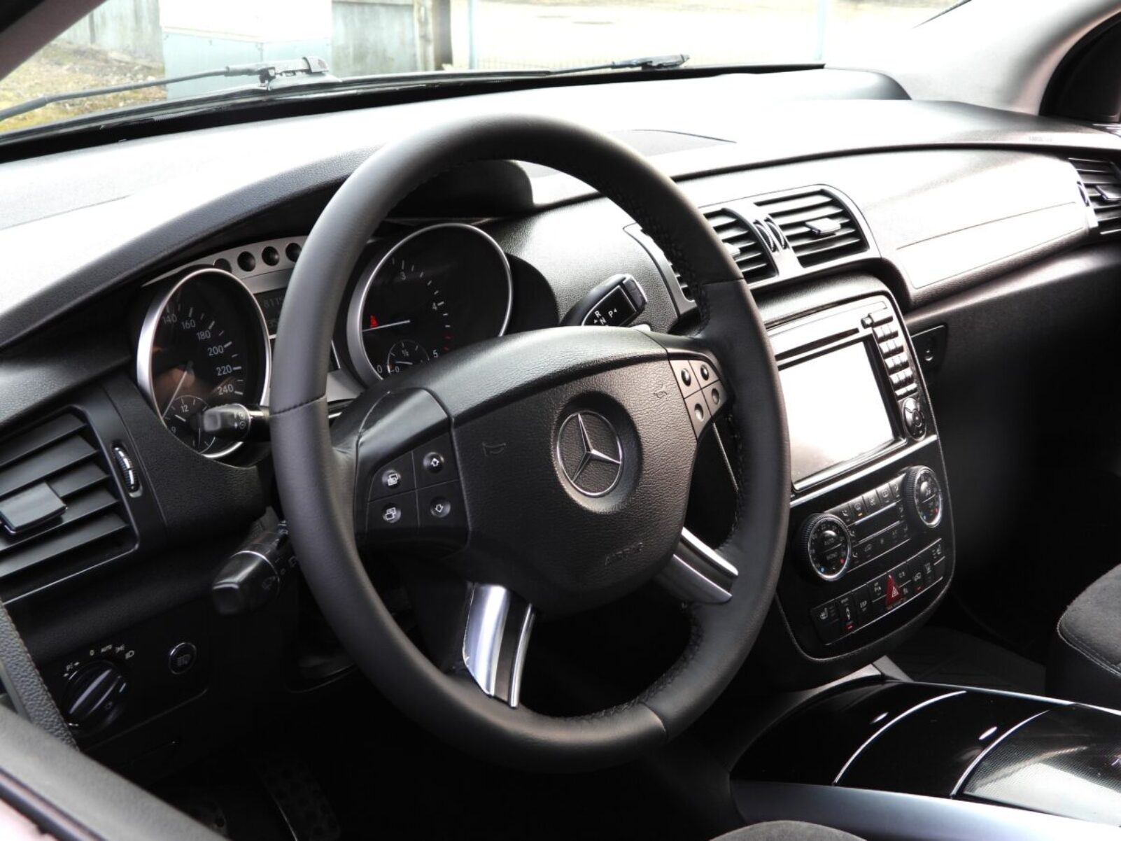 MERCEDES BENZ R320