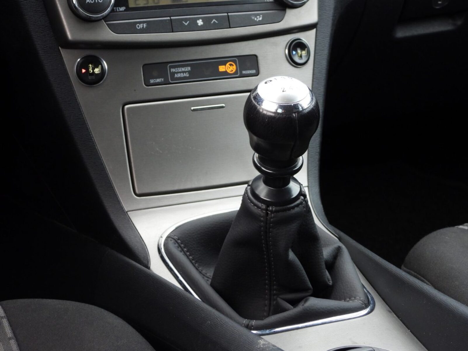 TOYOTA AVENSIS