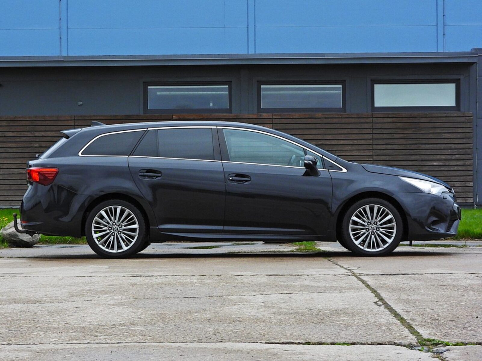 TOYOTA AVENSIS