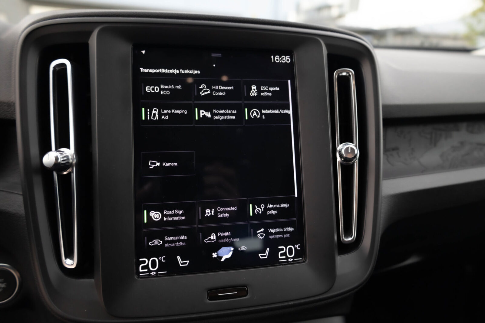 VOLVO XC40