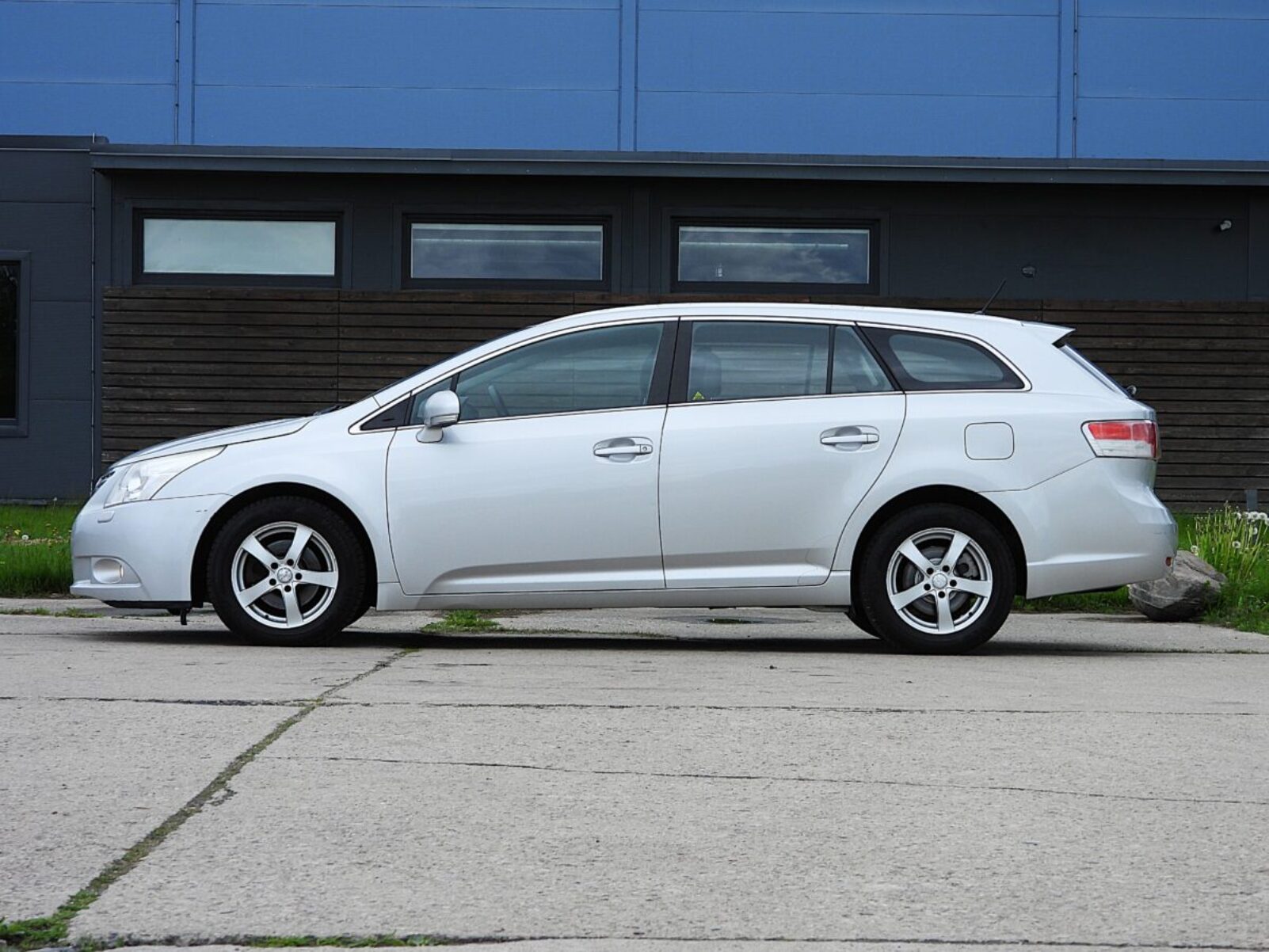 TOYOTA AVENSIS