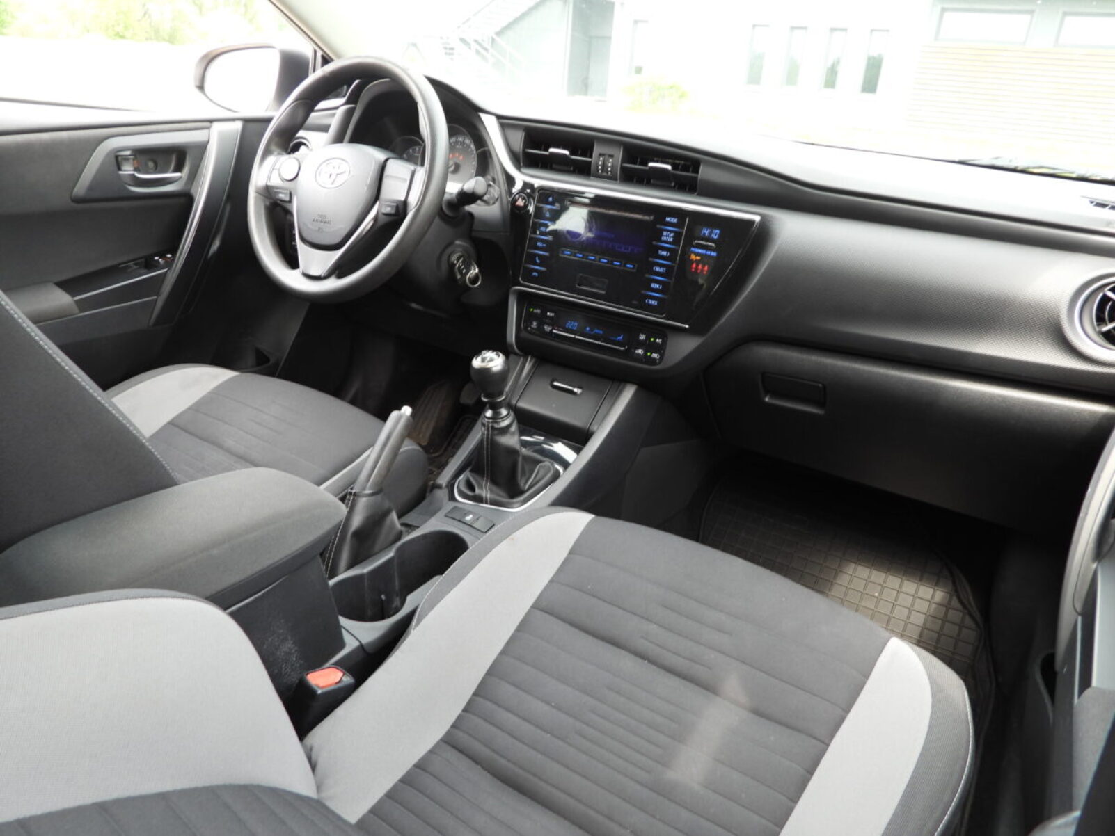 TOYOTA AURIS