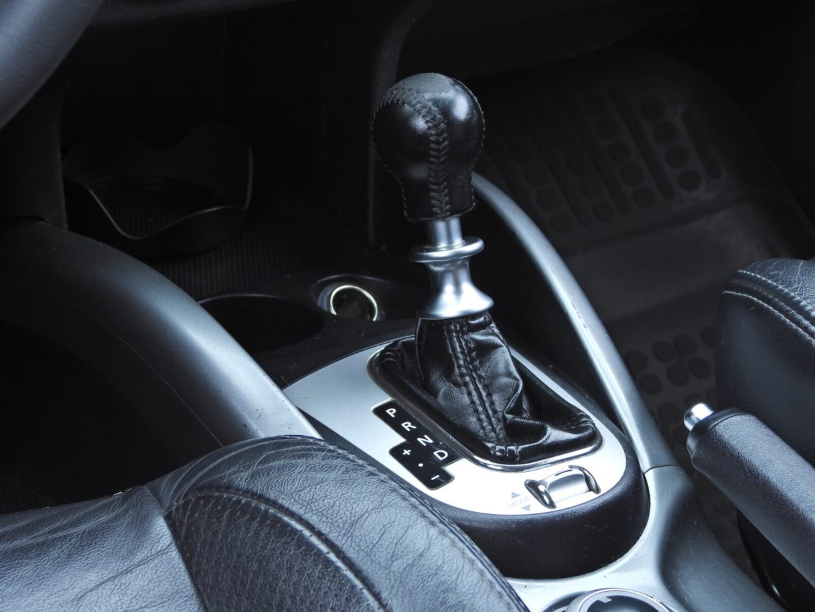 PEUGEOT 4007