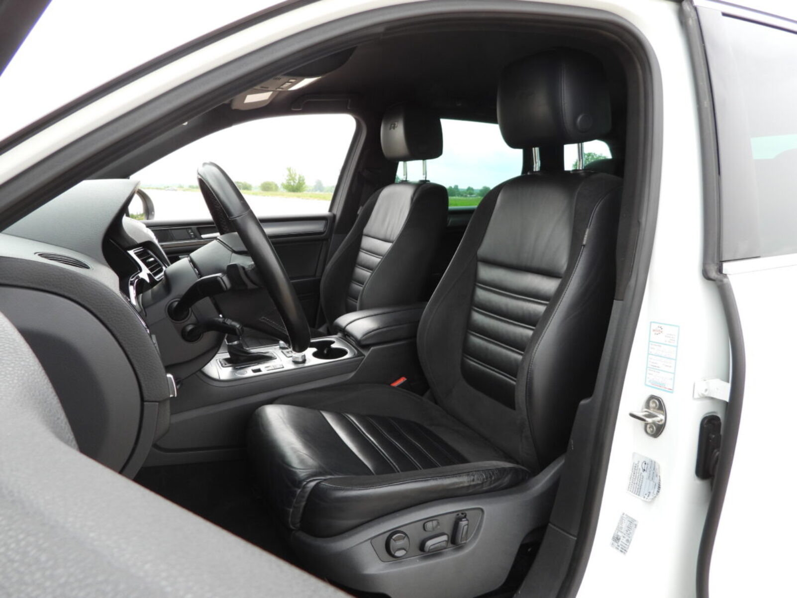 VW TOUAREG R-LINE