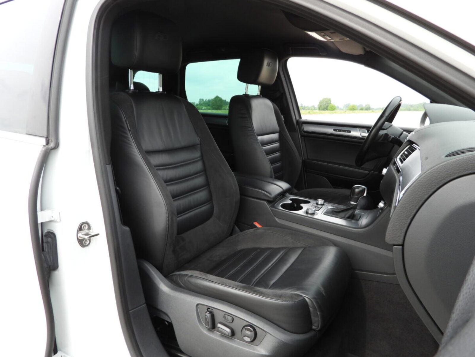 VW TOUAREG R-LINE