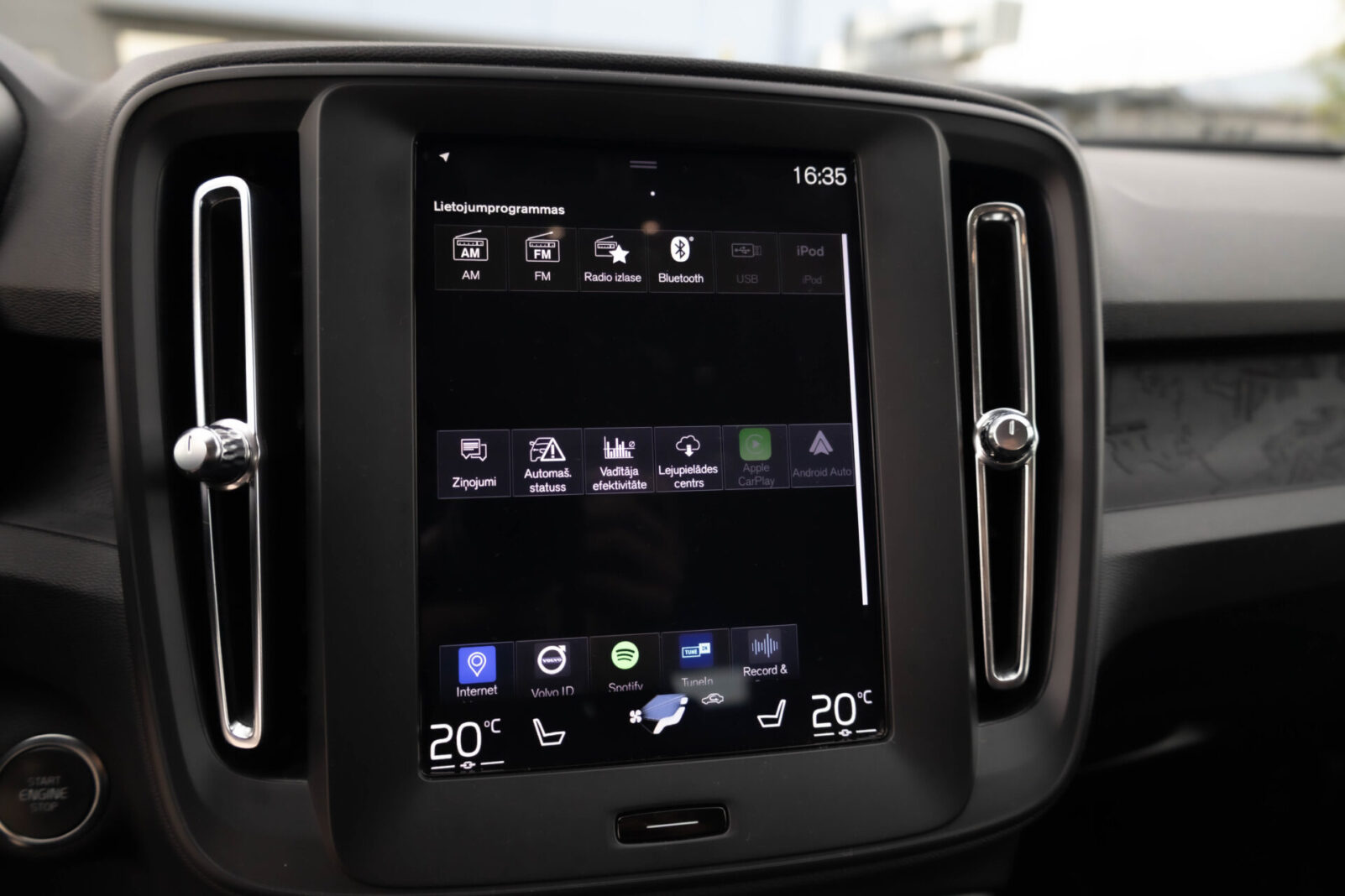 VOLVO XC40