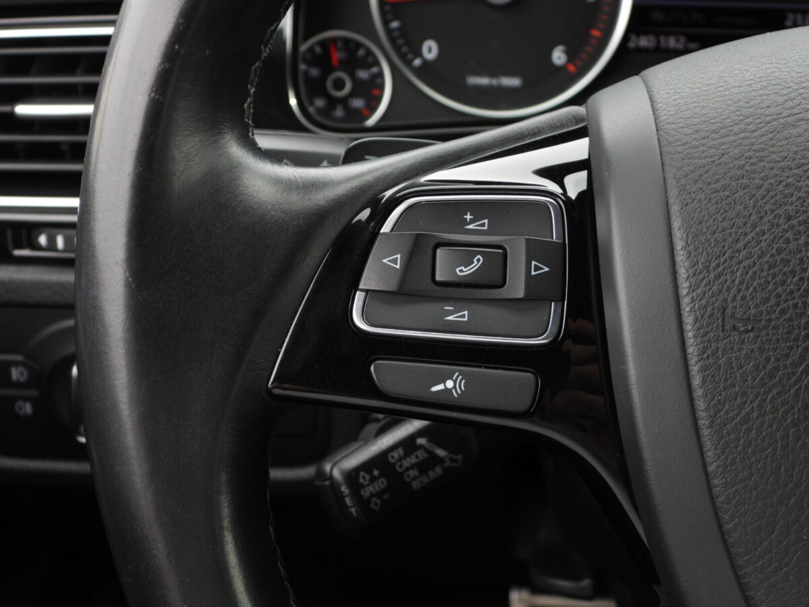 VW TOUAREG R-LINE