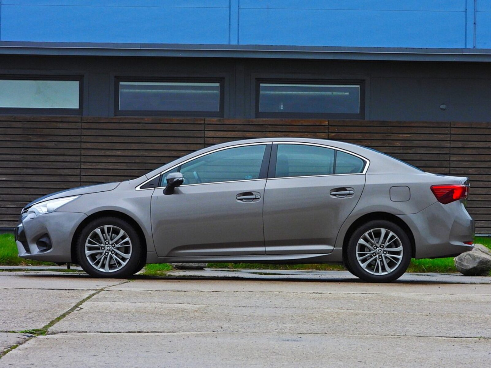 TOYOTA AVENSIS