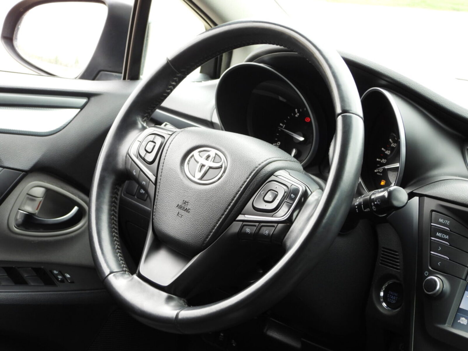 TOYOTA AVENSIS