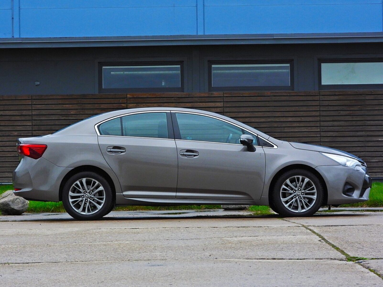 TOYOTA AVENSIS
